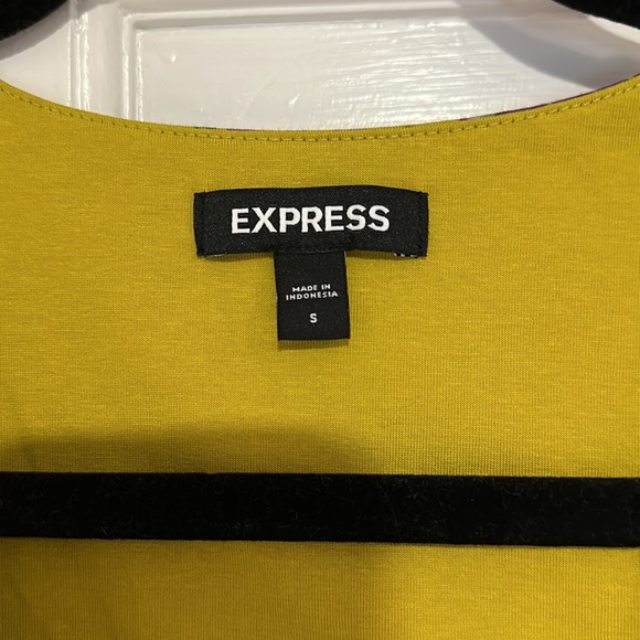 Express floral v-neck flutter sleeve wrap peplum top size small NWOT - Picture 3 of 3